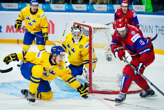 Tom Nilsson och Niklas Lundström, målvakt, Sverige, ser