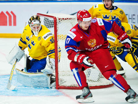 Niklas Lundström, målvakt, Sverige, har koll på Anton