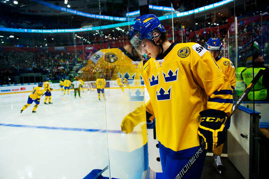 Elias Lindholm, Sverige, gör entré på isen