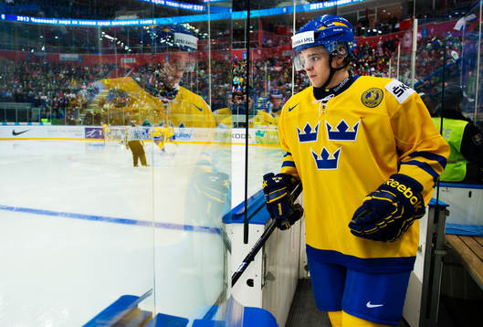 Emil Djuse, Sverige, gör entré på isen