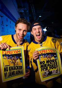 Niklas Lundström och Sebastian Collberg håller upp