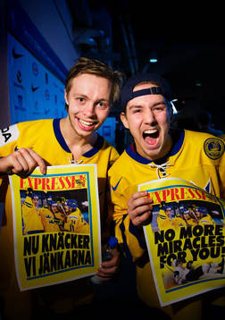 Niklas Lundström och Sebastian Collberg håller upp