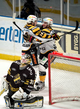 Petter Emanuelsson, Skellefteå gratuleras av Bud Holloway