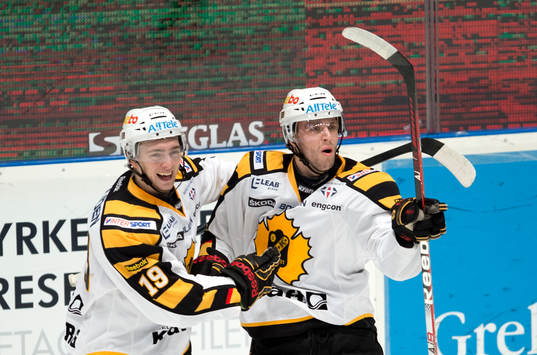 Pontus Petterström, Skellefteå gratuleras av lagkamraten