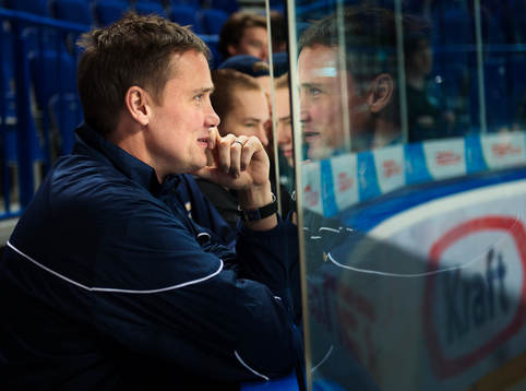 Roger Rönnberg, huvudtränare, ser på när Kanada tränar