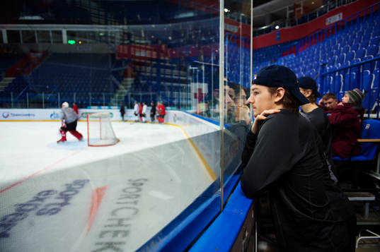 Sebastian Collberg ser på när Kanada tränar