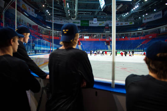 Ett flertal svenska spelare kollar på när Kanada tränar