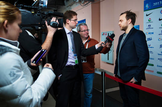 Henrik Sjöberg, reporter Expressen, blir intervjuad av