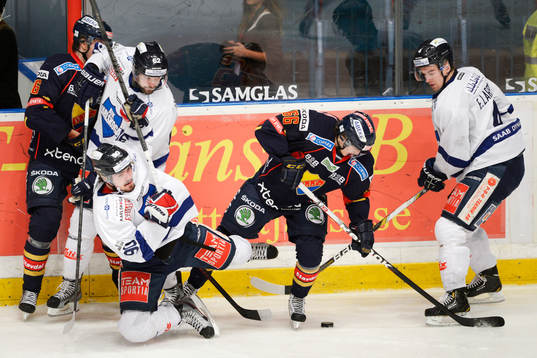 Djurgårdens Marcus Marcus Sörensen i kamp om pucken med