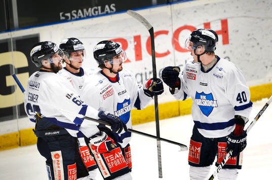 Marcus Johansson gratuleras av Niklas Arell, Karlskoga