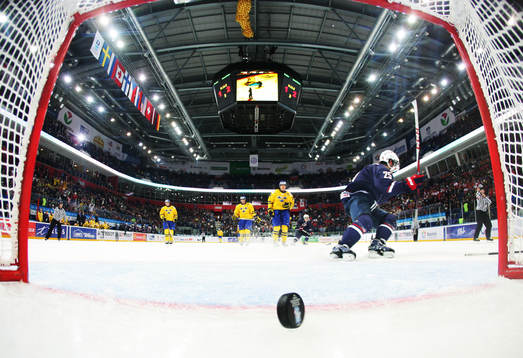 Vince Trocheck, USA, gör det avgörande 1-3-målet i tom