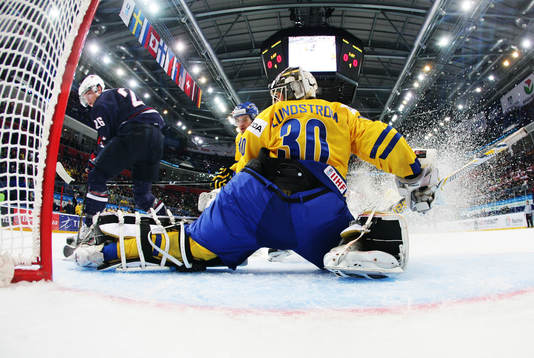 Jim Vesey, USA, oroar framför Niklas Lundström, målvakt,