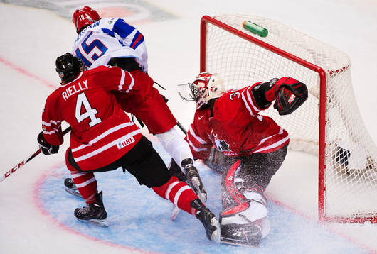 Valeri Nichushkin, Ryssland, gör 6-5 bakom Malcolm Subban,