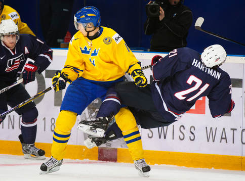 William Karlsson, Sverige, tacklar Ryan Hartman, USA