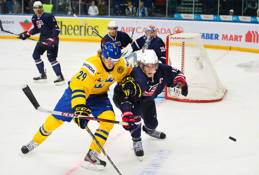 Emil Molin, Sverige, kämpar mot Jake McCabe, USA
