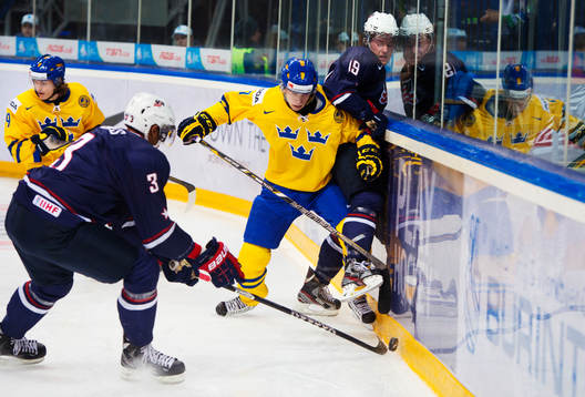 William Karlsson, Sverige, kämpar mot Jake McCabe, USA