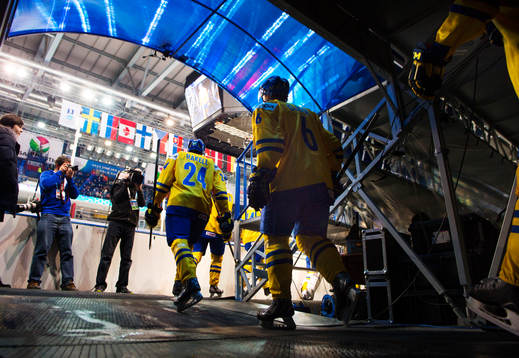 Rickard Rakell och Emil Djuse, Sverige, på väg in till