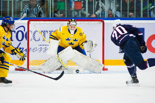 Niklas Lundström, målvakt, Sverige, ser ett skott komma