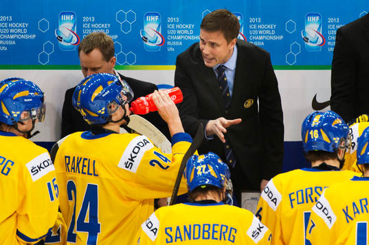 Roger Rönnberg, huvudtränare Sverige, manar på spelarna