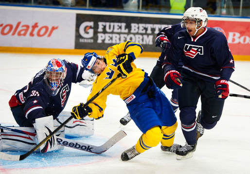 Elias Lindholm, Sverige, faller framför John Gibson,