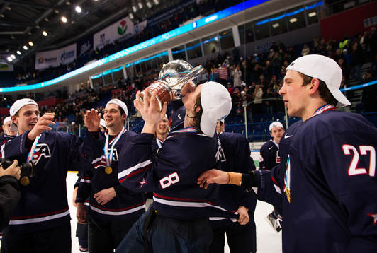 Jacob Trouba, USA, kysser pokalen
