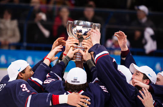 Jubel i USA när spelarna höjer pokalen