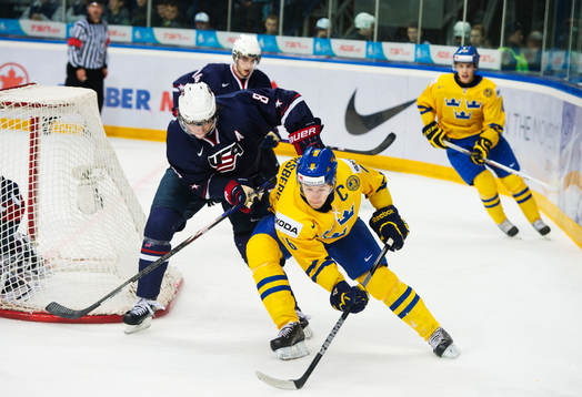 Jacob Trouba, USA, håller undan Filip Forsberg, Sverige