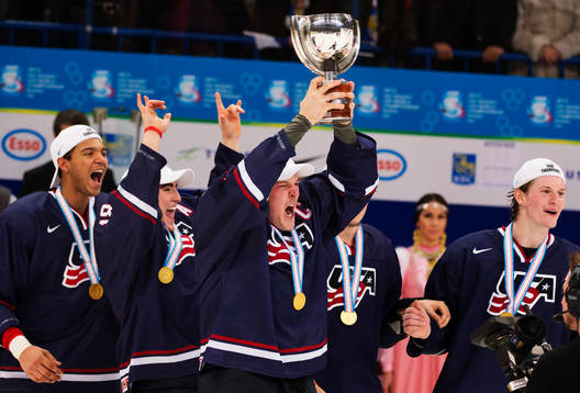 Seth Jones, Cole Bardreau och Jake McCabe, USA, jublar när