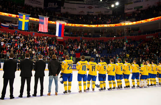 De svenska spelarna ser Sveriges, USA:s och Rysslands