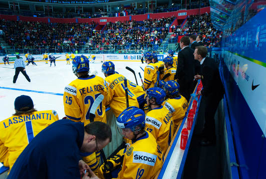 Svenska spelare och ledare följer matchen från bänken.