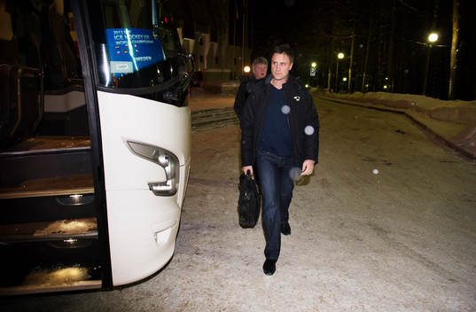 Roger Rönnberg, huvudtränare, på väg till spelarbussen