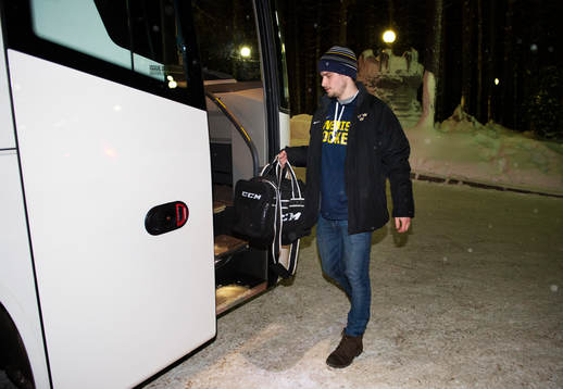 Mikael Vikstrand på väg till spelarbussen