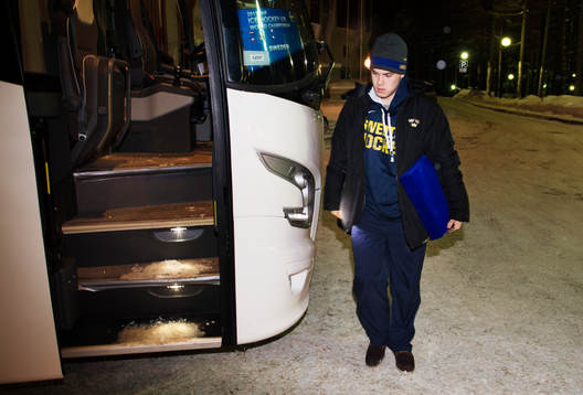 Viktor Arvidsson på väg till spelarbussen