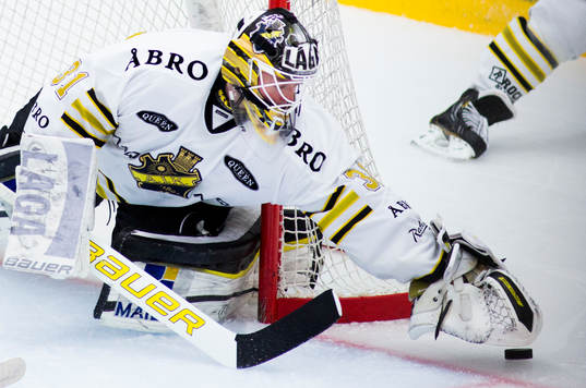 Daniel Larsson, målvakt, AIK, plockar upp pucken