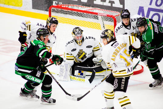 Trångt framför, Daniel Larsson, målvakt, Mattias