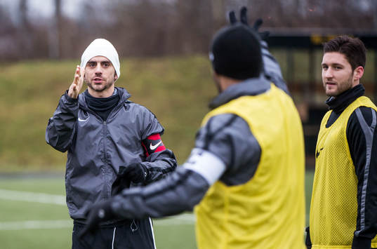 Björn Anklev, kör sten, sax, påse med Mohammed Ali Kahn,