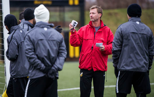 Peter Gerhardsson, tränare Häcken, delar ut kaptensbindlar