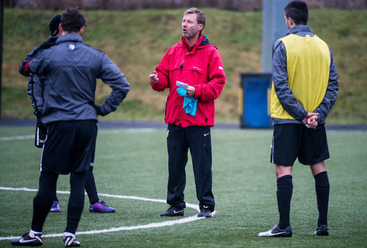 Peter Gerhardsson, tränare Häcken, har genomgång