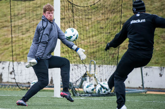Christoffer Källqvist, målvakt, Häcken, räddar ett skott