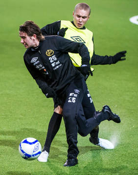 Sebastian Holmén, sparkar undan bollen för Marcus