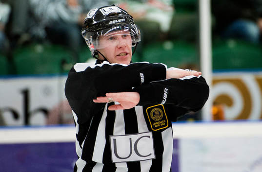 assisterande domare Tomas Ahlström dömer icing