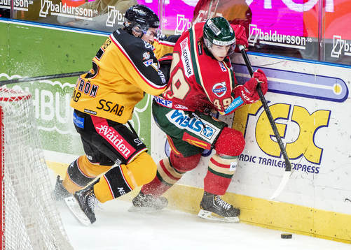 Sebastian Collberg, Frölunda, tacklas av Lukas Kilström,