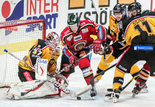 Magnus Kahnberg, Frölunda, åker in framför Johan