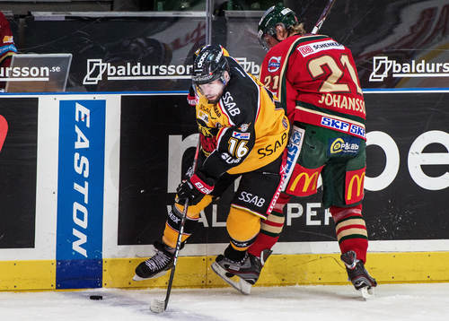 Niklas Olausson, Luleå, tacklas av Mikael Johansson,