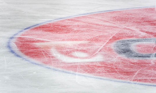 Svenska Spels logotype på isen i Scandinavium
