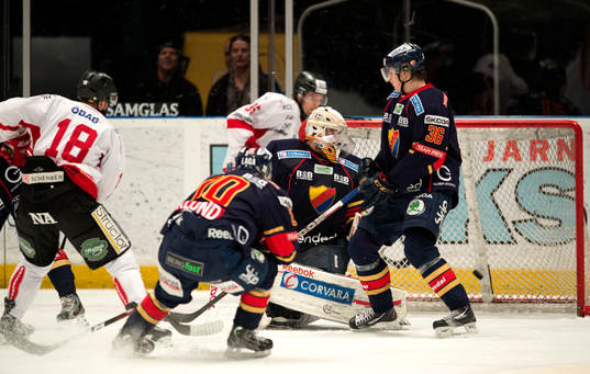 Jared Aulin, Örebro gör 1-1 målet bakom Chet Pickard,