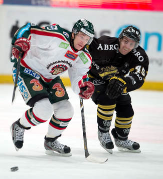 Jari Tolsa, Frölunda jagas av Oscar Steen, AIK
