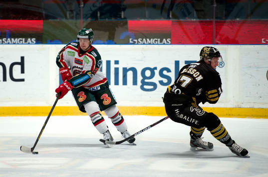 Fredrik Carlsson, AIK blir bortfintad av Mats Rosseli