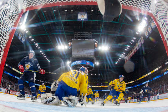 Harri Pesonen #28, FIN, Lars Johansson #31, SWE, Emil