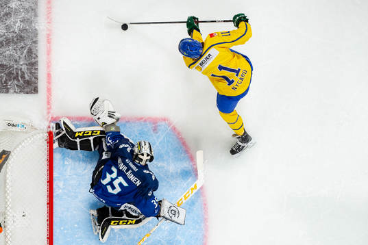 Joakim Nygärd #11, SWE, Veini Vehviläinen #35, FIN